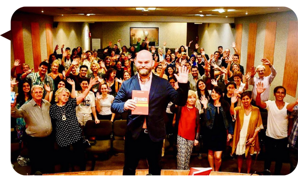 Alejandro Lanuque en evento corporativo con enfoque en impacto y autoridad escénica sobre Employee Engagement