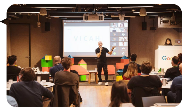 Alejandro Melamed durante una charla en escenario corporativo de Google.