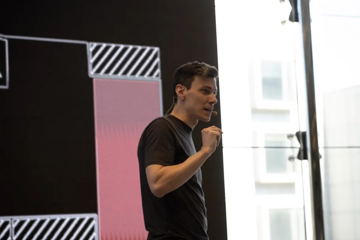 Rodrigo Ponce de León durante una charla en evento corporativo.